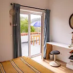 Coliving & Cowork In Ericeira By Barefoot Portugal Chata