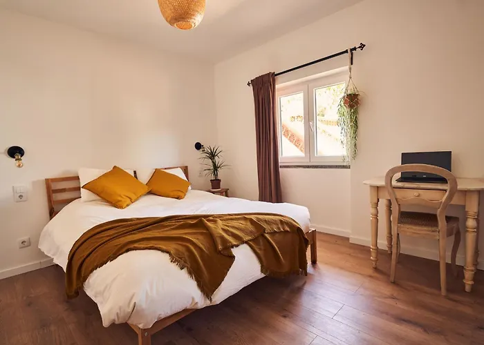 Coliving & Cowork In Ericeira By Barefoot Portugal אכסניה