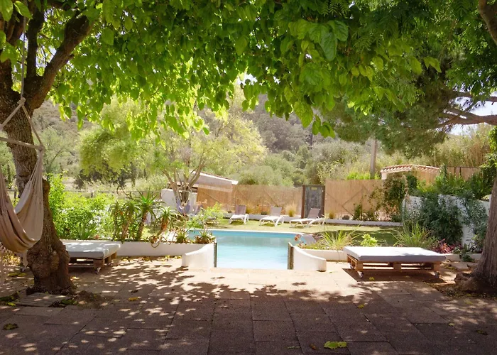 Coliving & Cowork In Ericeira By Barefoot Portugal אכסניה